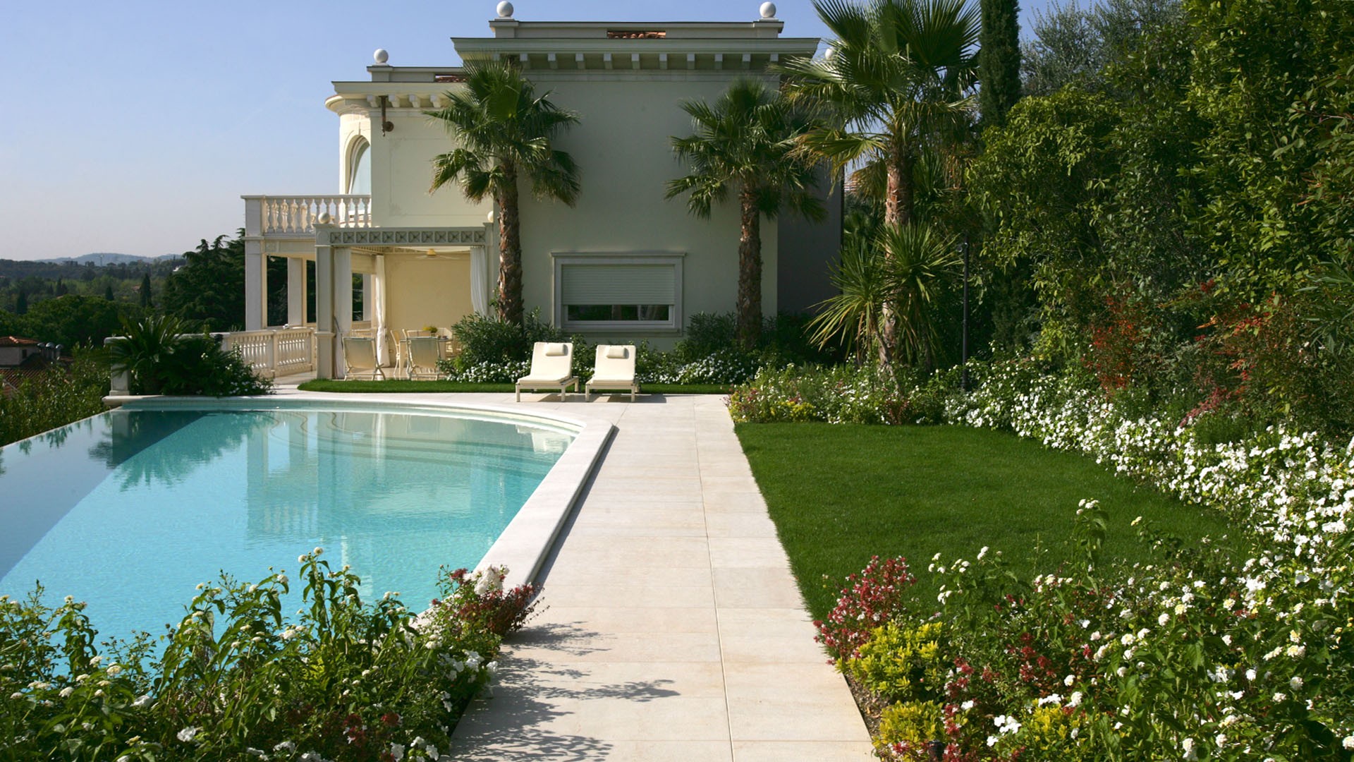 Giardino e piscina infinity per villa sul lago di garda for Immagini di giardini