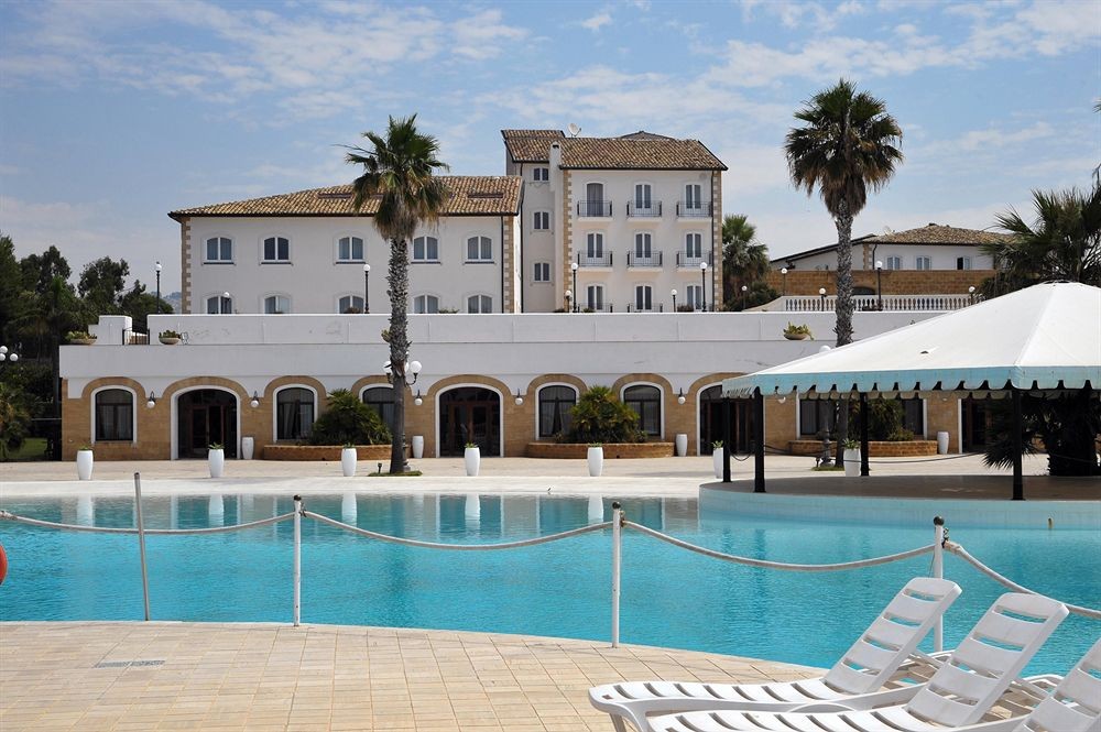 The Kaos Hotel and its swimming pool - استخر های شنا