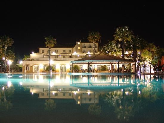 The Kaos Hotel and its swimming pool - استخر های شنا