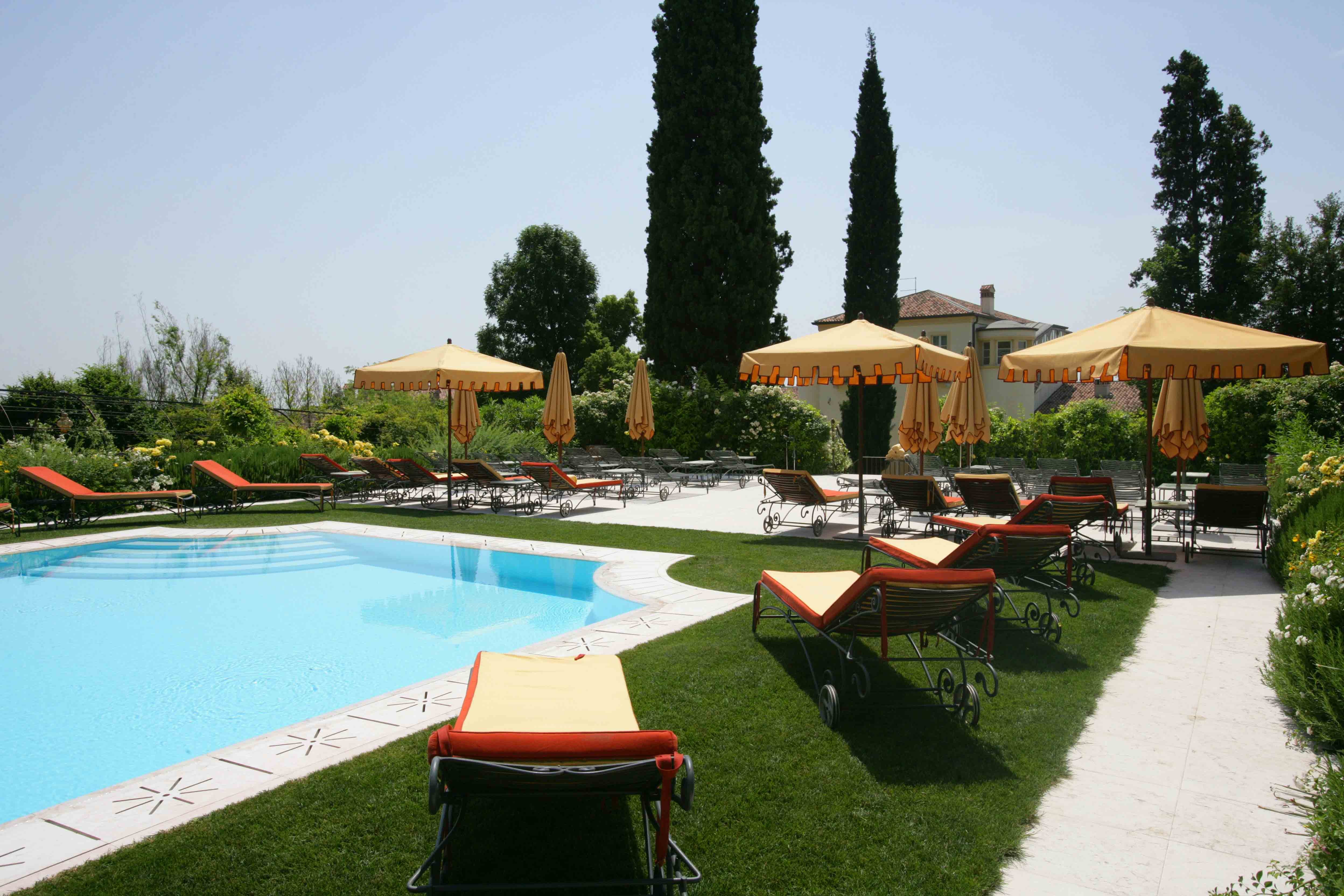 Villa Amista's swimming pool - استخر های شنا