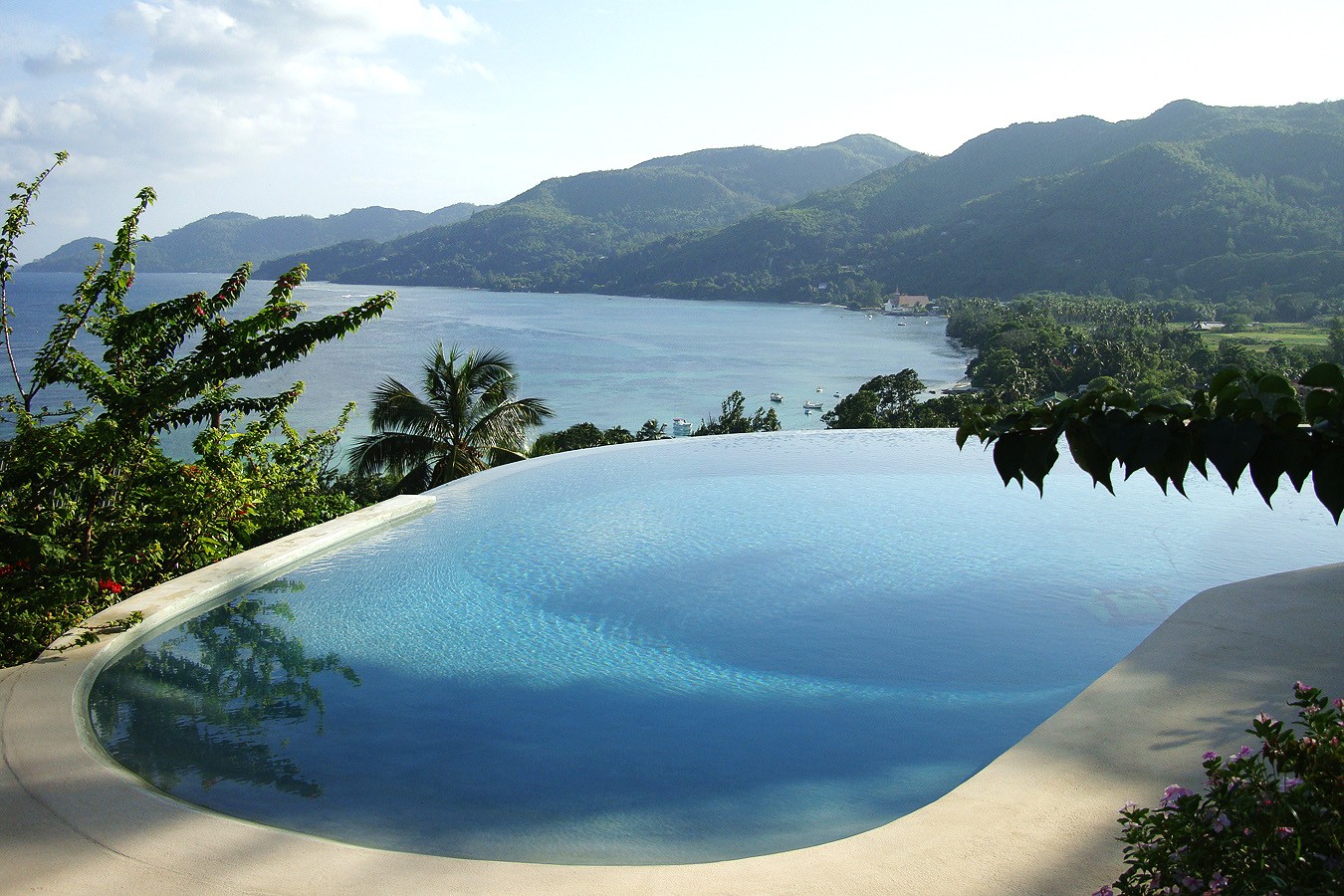 The swimming pool for Villa Mah� - استخر های شنا