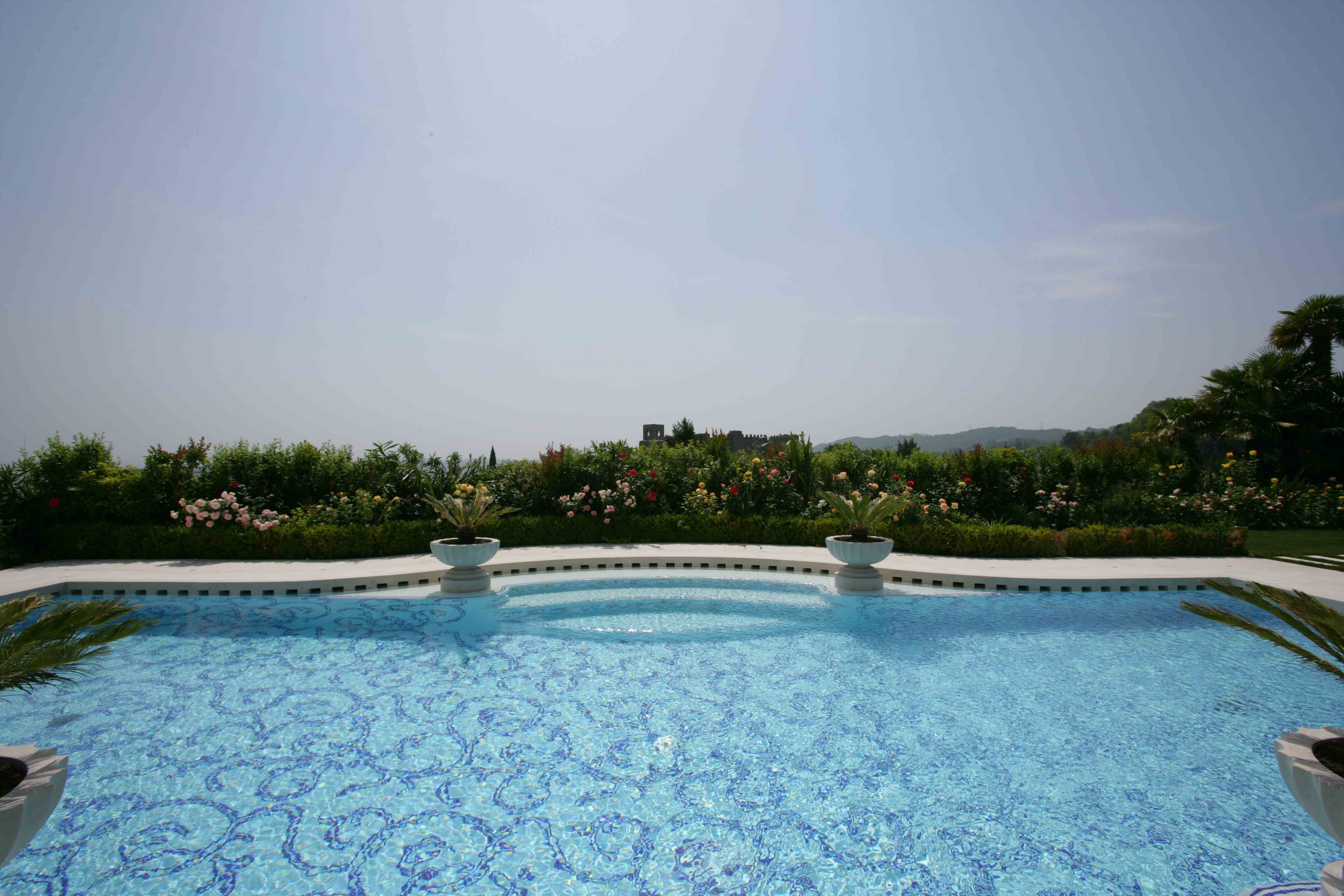 Harmonic and elegante lines draw this classic pool - استخر های شنا