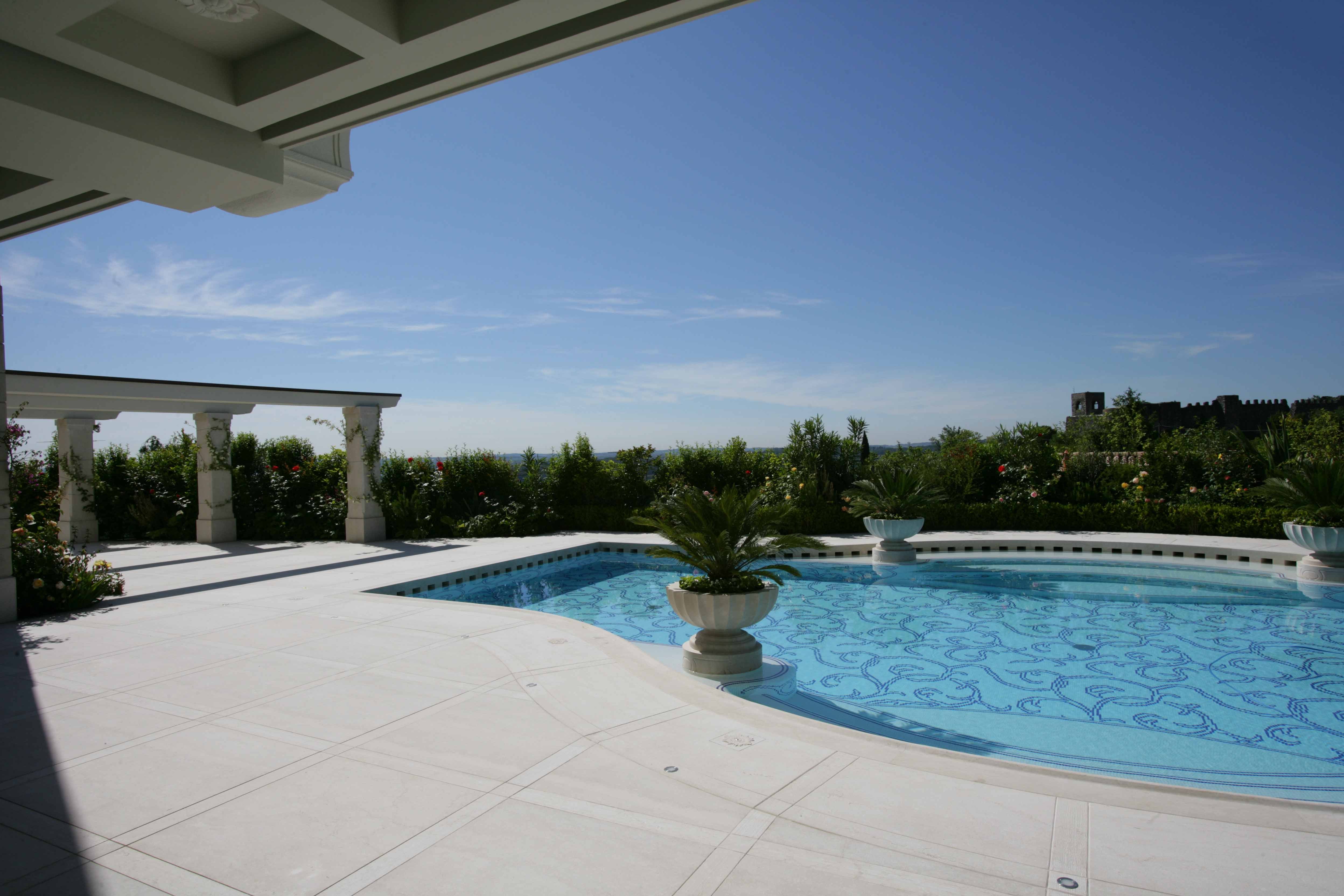 Harmonic and elegante lines draw this classic pool - استخر های شنا