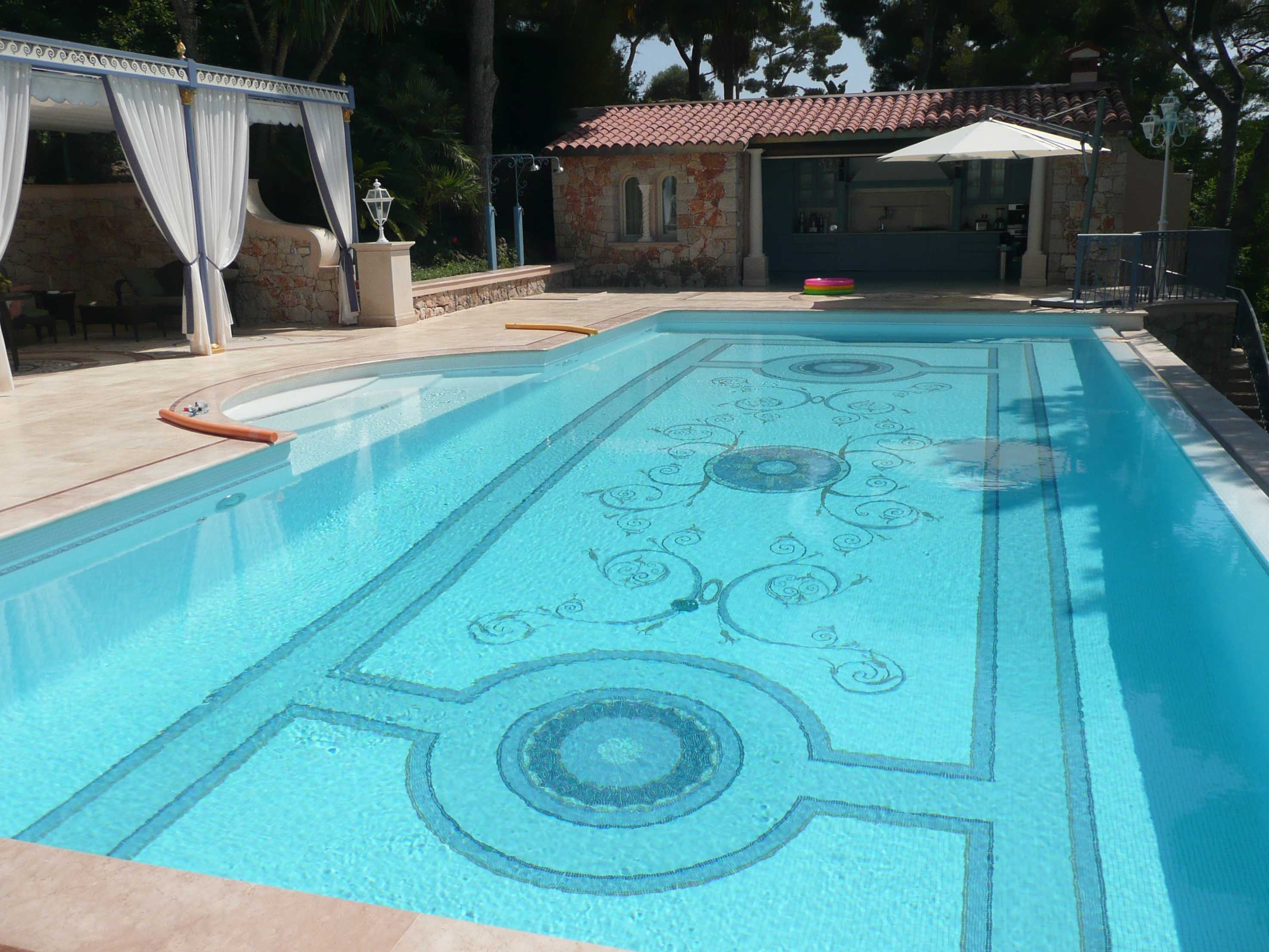 Swimming pool overlooking the garden - استخر های شنا