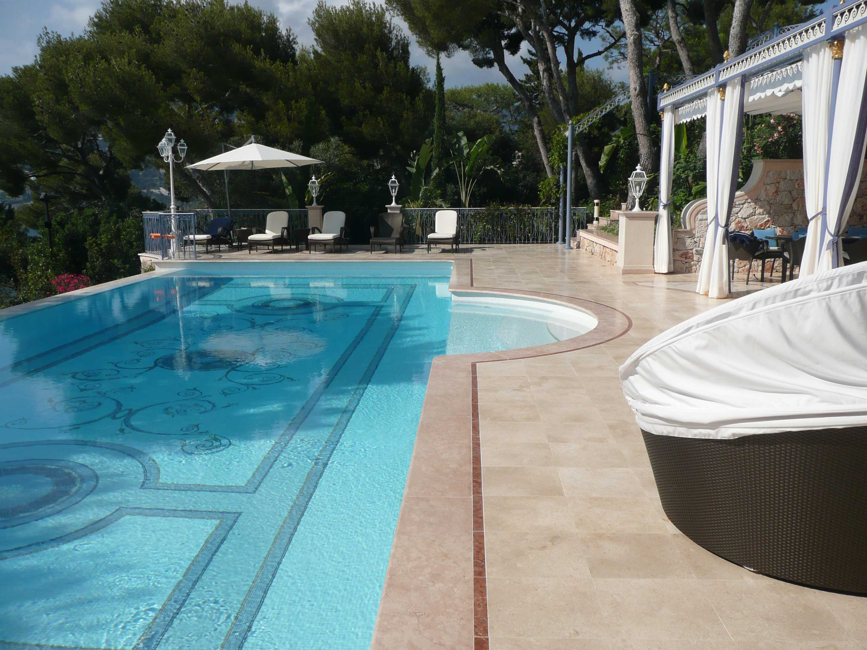 Swimming pool overlooking the garden - استخر های شنا
